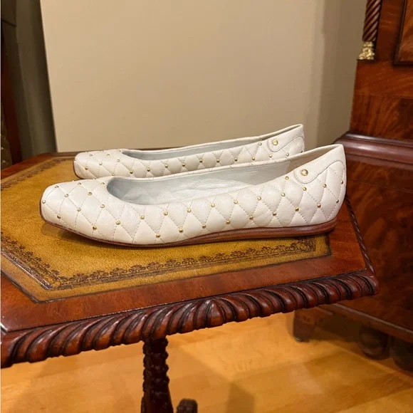 Delman white quilted gold studded leather flats size 9 - Picture 3 of 8